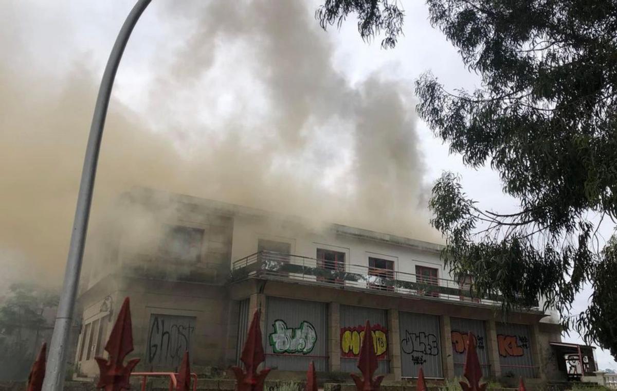 Miembros de Emerxencias y Bomberos, durante el operativo. | // FDV