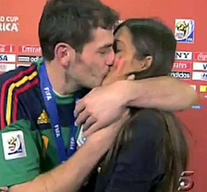 Su relación con Sara Carbonero comenzó en 2010. Su beso tras la final de Sudáfrica fue uno de los momentos del año.