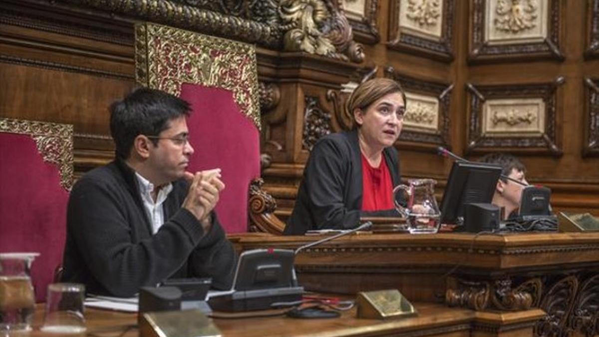 La alcaldesa de Barcelona, Ada Colau, se dirige al pleno ante la mirada del primer teniente de alcalde, Gerardo Pisarello, ayer.