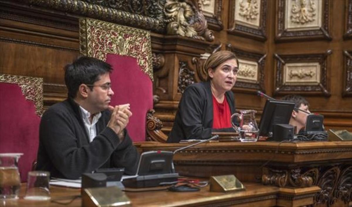 L’alcaldessa de Barcelona, Ada Colau, es dirigeix al ple davant la mirada del primer tinent d’alcalde, Gerardo Pisarello, ahir.