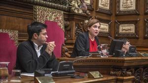 La alcaldesa de Barcelona, Ada Colau, se dirige al pleno ante la mirada del primer teniente de alcalde, Gerardo Pisarello, el lunes.