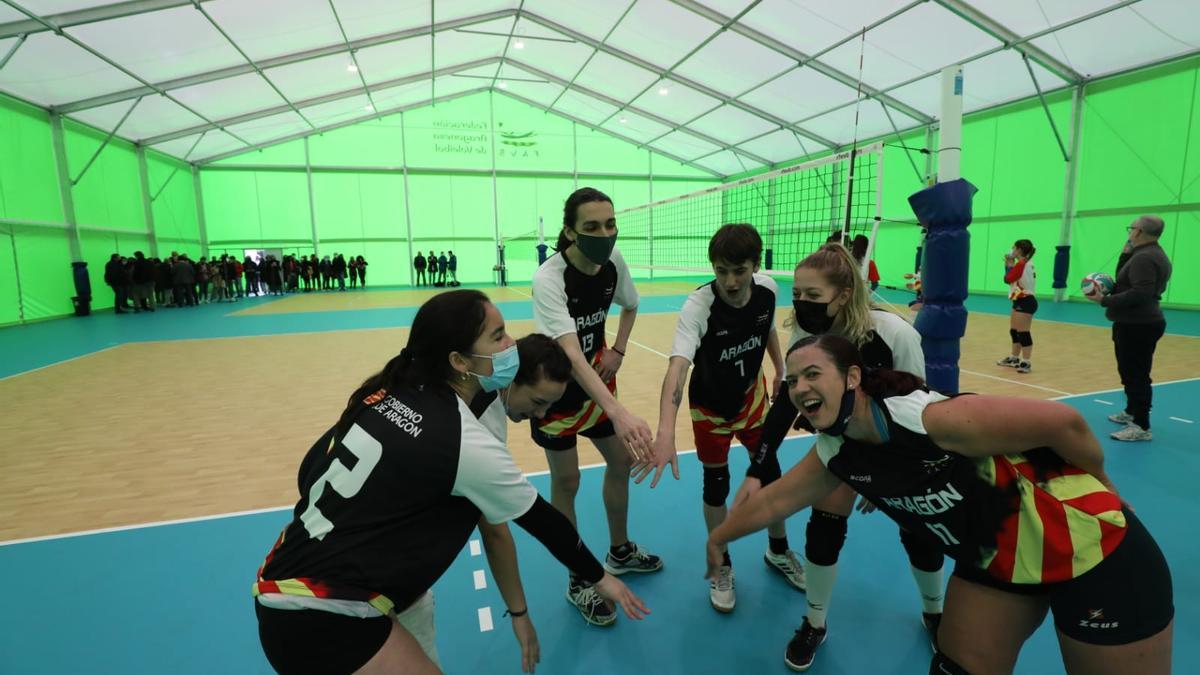 Las jugadoras del Aljafería, antes del partido de exhibición.