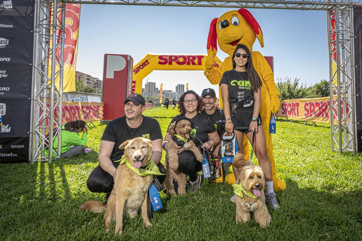 CAN WE RUN BARCELONA. La carrera organizada por Prensa Ibérica y El Periódico de Catalunya con la colaboración de Sport ,  donde las personas y sus mascotas perrunas corren en familia