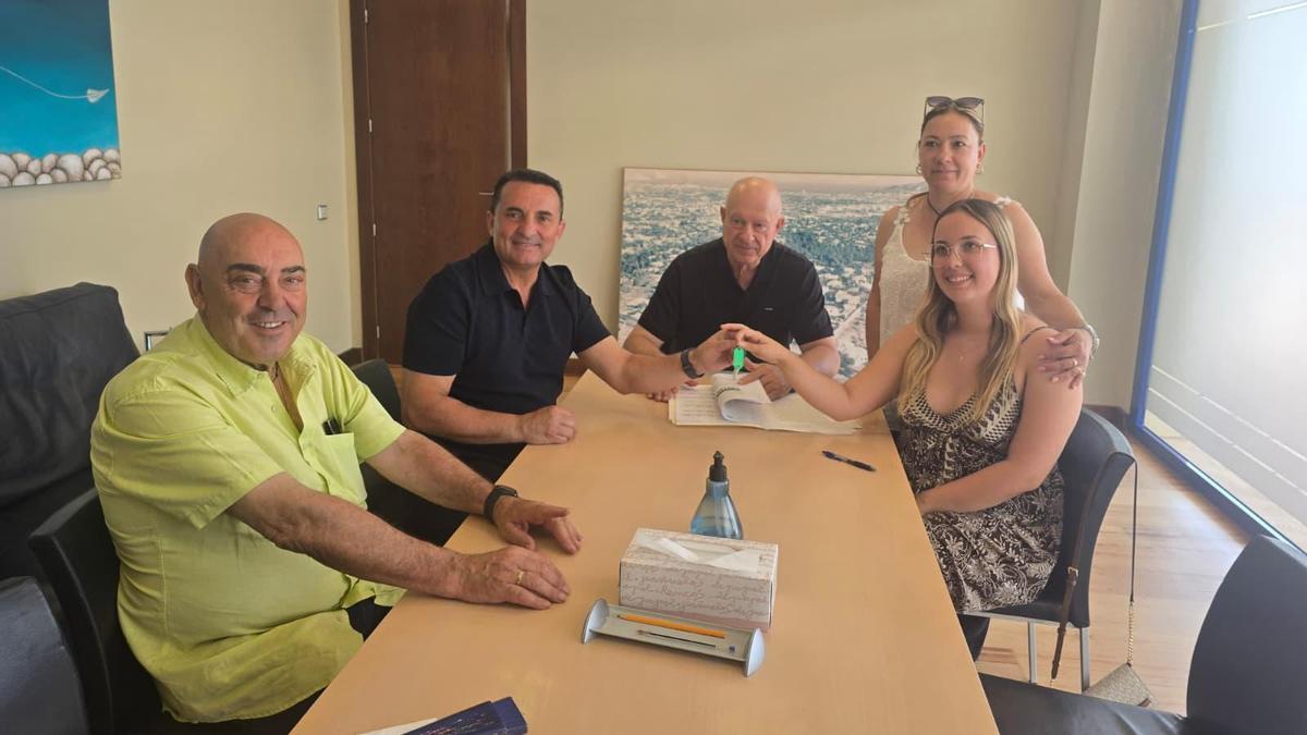 El Ayuntamiento de La Nucía ha hecho entrega de las llaves de 2 nuevas viviendas para jóvenes menores de 35 años.