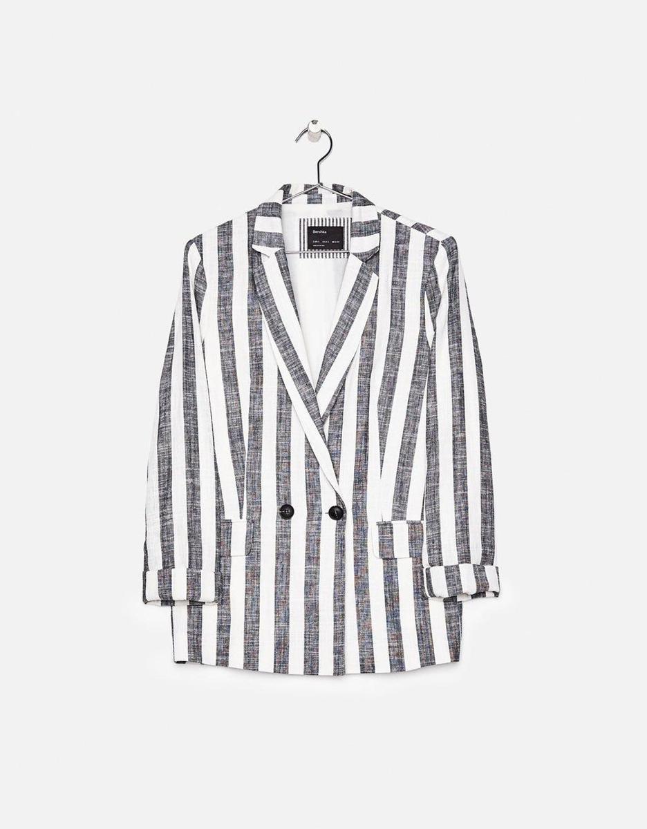 Blazer de lino a rayas de Bershka. (Precio: 29,99 euros)