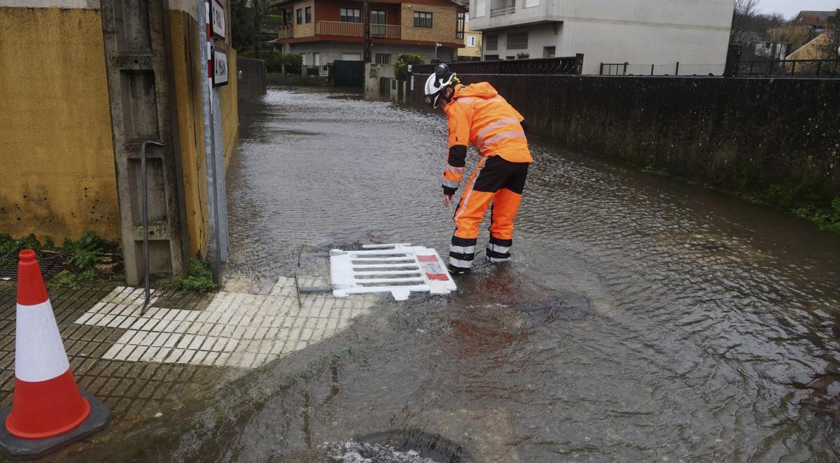 Inundación en la rúa do Santo por los efectos del temporal.