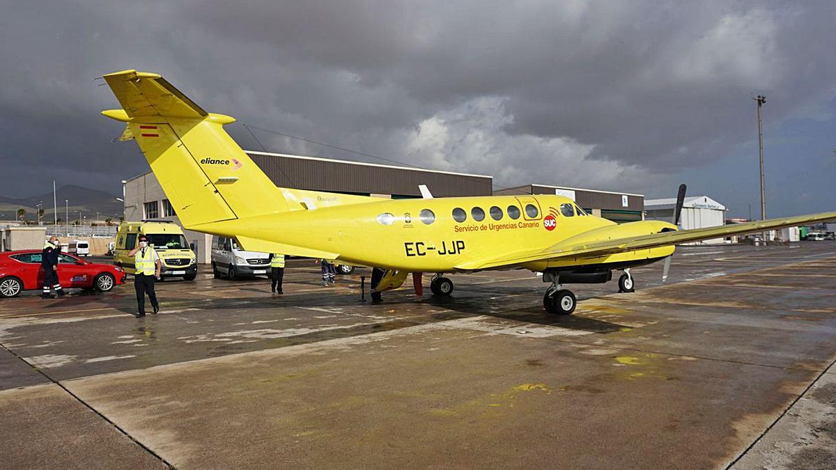 El avión medicalizado del SUC en el aeropuerto de Gran Canaria.