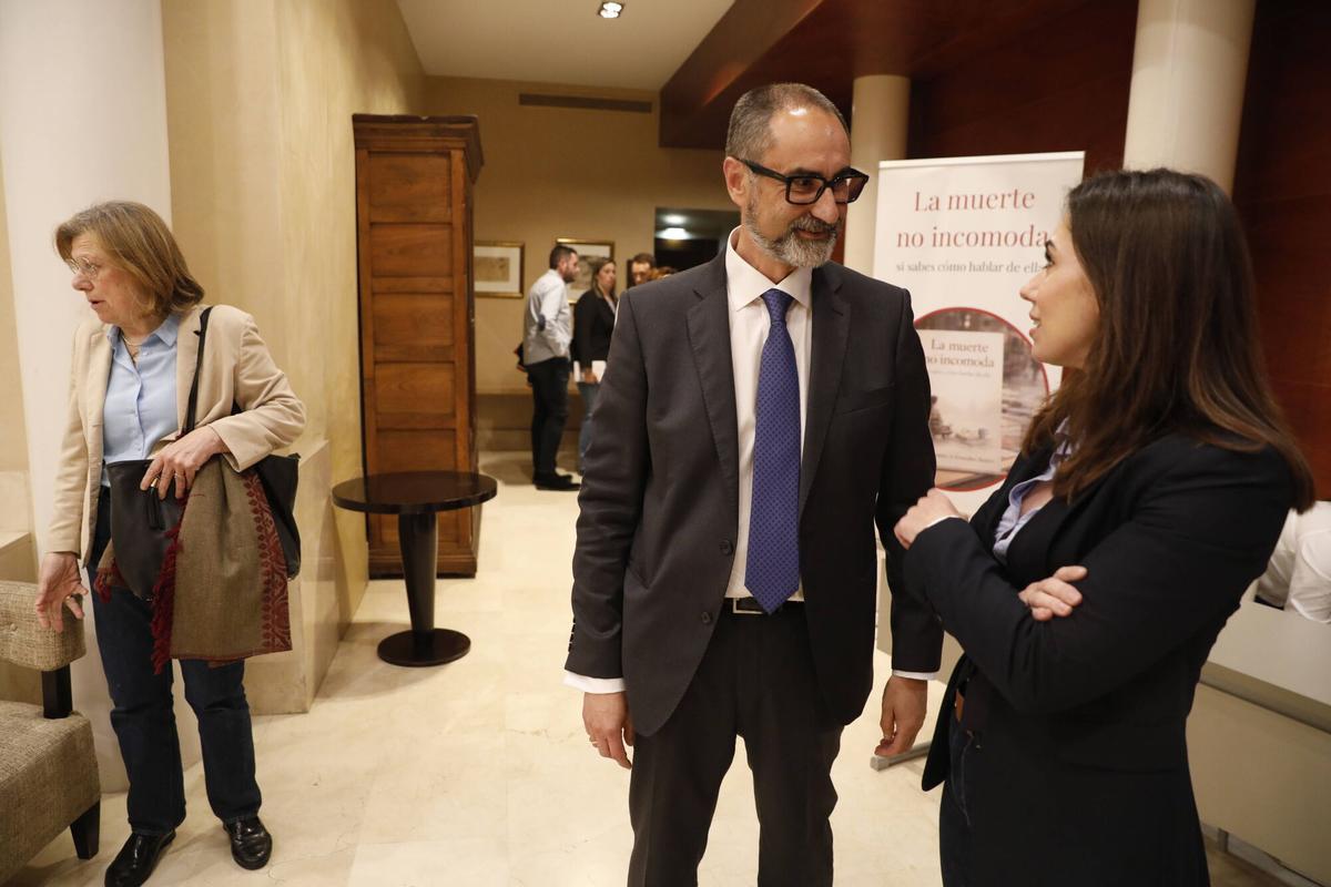 Un momento de Herminio González junto a la presidenta de Amigos del País, Silvia Argüelles, antes de la presentación del libro.