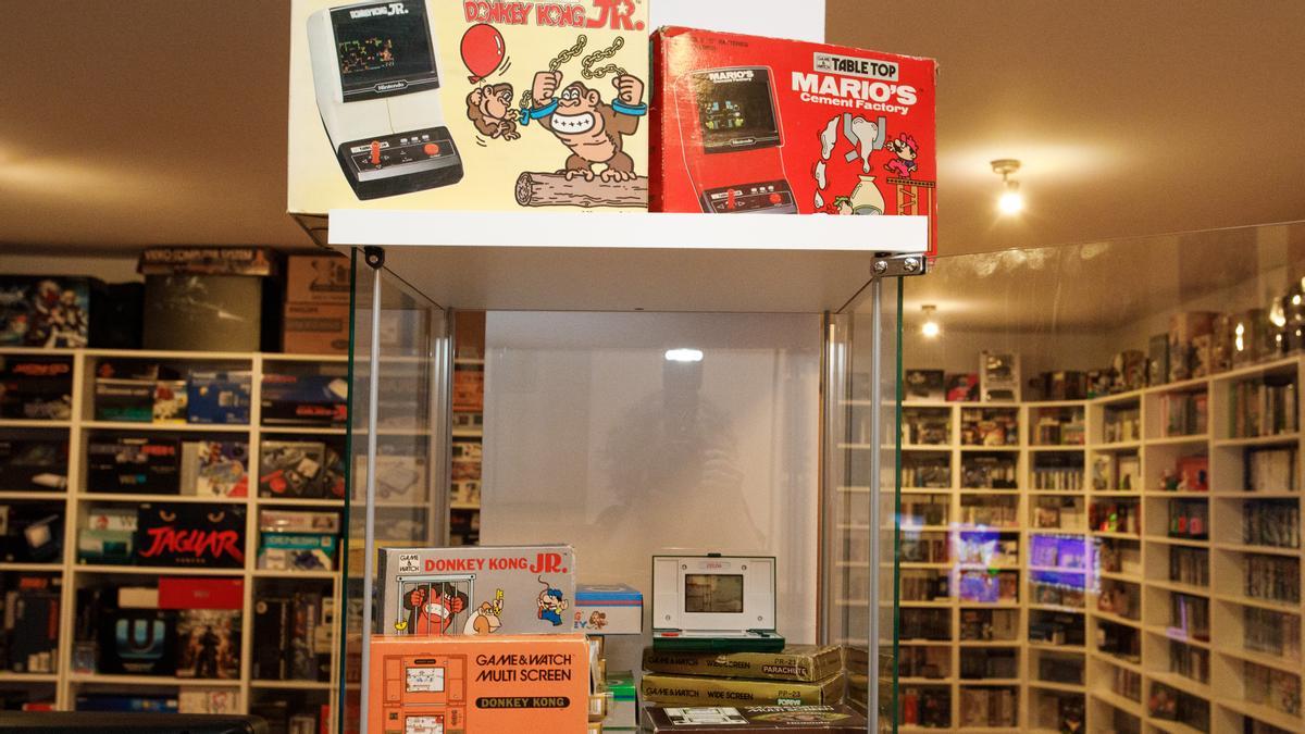A la izquierda, el museo de las consolas. A la derecha, el de los juegos. En la vitrina del centro, maquinitas de bolsillo: de la Game &amp; Watch a la Gameboy.