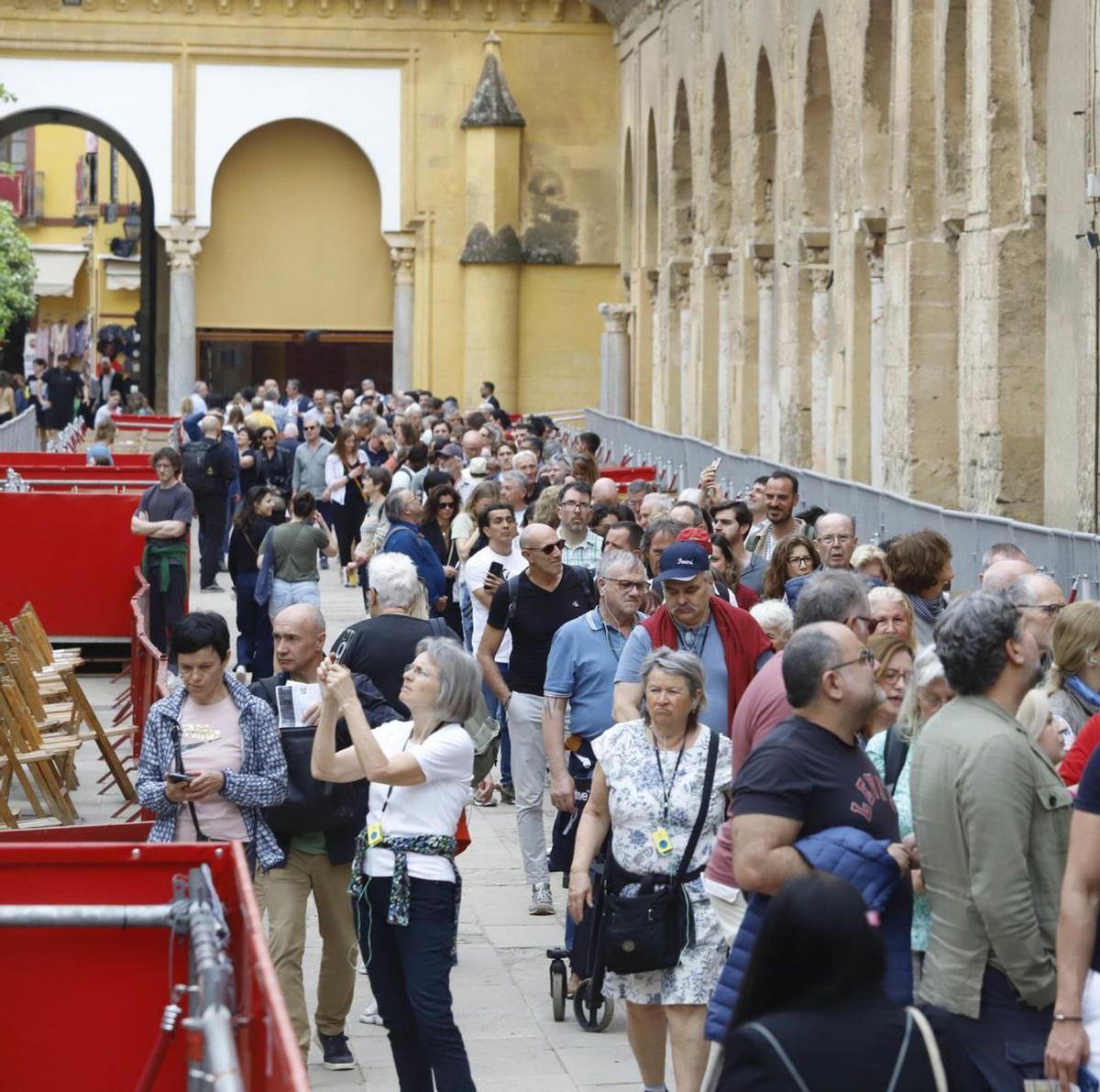 Los turistas llenan el Patio de los Naranjos, convertido en carrera oficial. | A.J. GONZÁLEZ