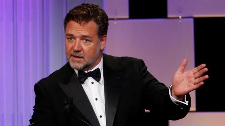 Russell Crowe, amenazado por una rapera con apuñalarle con un vaso roto