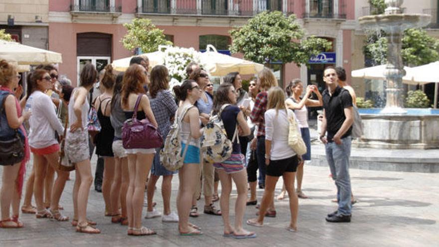 Grupo de turistas alemanes en la plaza del Obispo