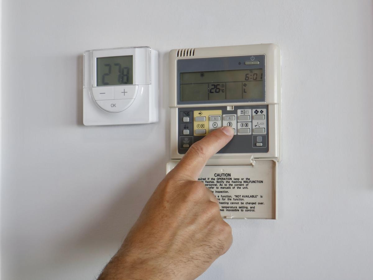Programar el aire acondicionado resulta clave para ahorrar energía.