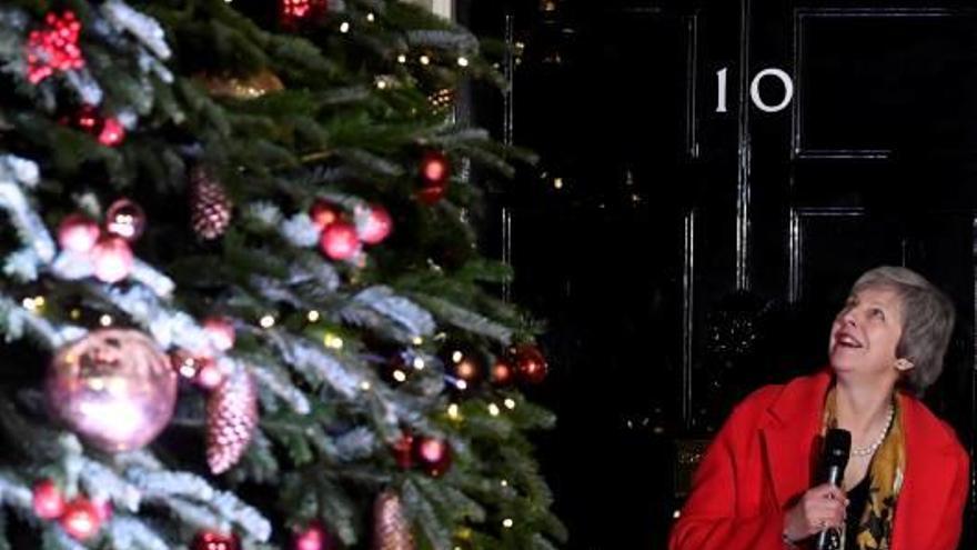 La primera ministra Theresa May, durant l&#039;acte d&#039;encesa de llums de Nadal a Downing Street.