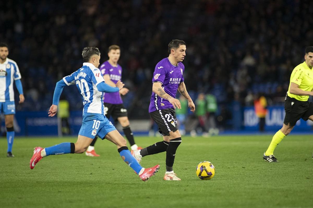 Carracedo conduce el esférico durante la visita a Riazor, última salida del Córdoba CF.