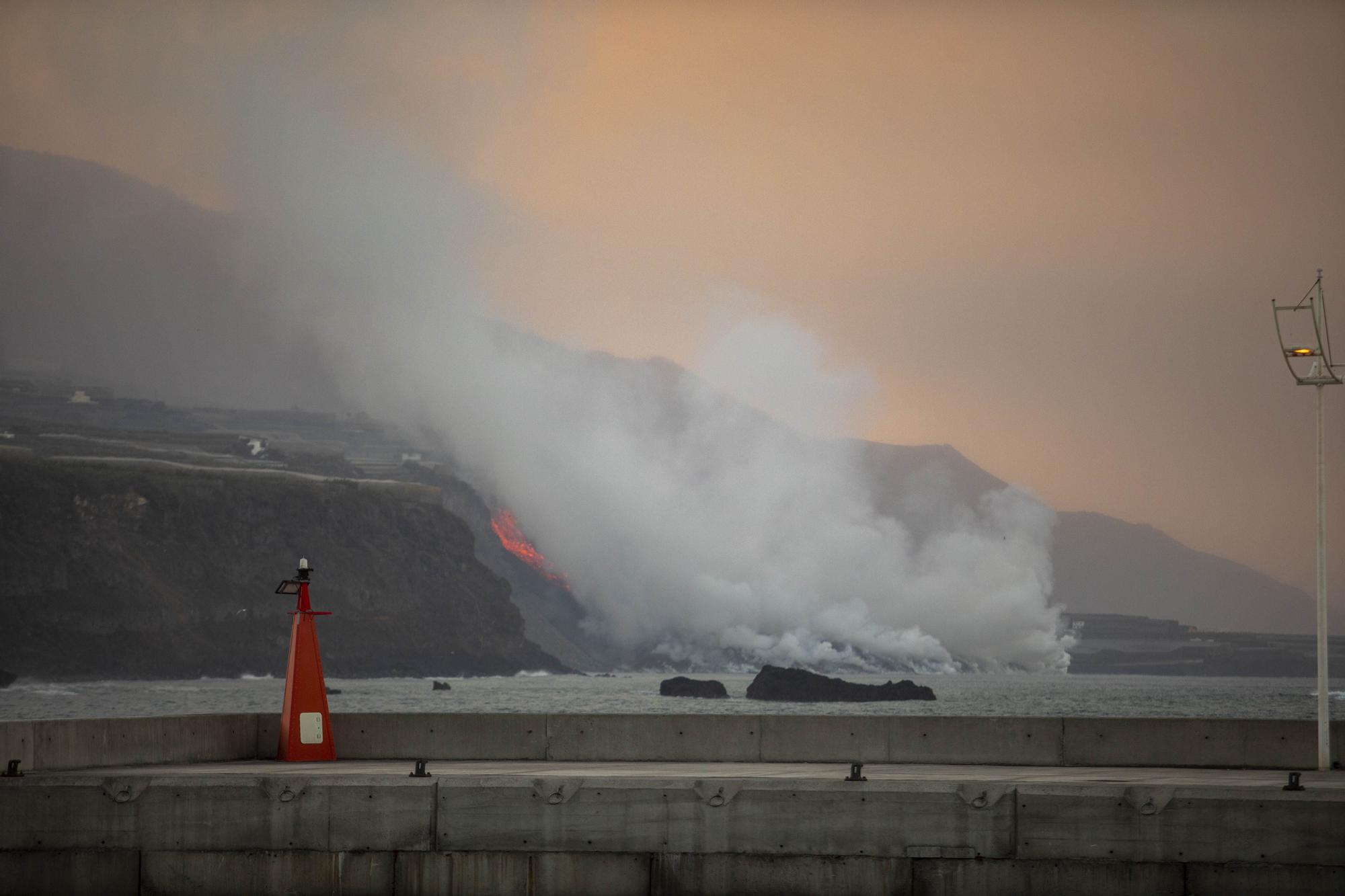 Se forma un delta con la lava del Tajogaite que cae al mar