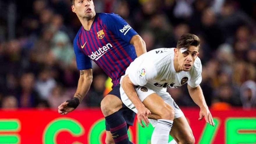 Luis Suárez, en pugna con Gabriel Paulista ayer en el Camp Nou.