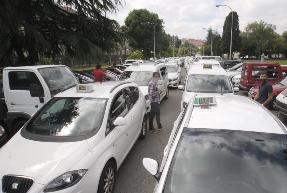 Los taxistas 'toman' la Xunta contra Uber y Cabify