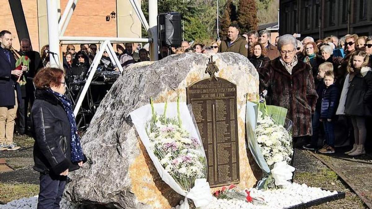 : Soledad Vela y Tina Caldevilla, familiares de mineros fallecidos, ante la placa del monolito del pozo Montsacro con los nombres de las 107 víctimas mortales en el coto carbonífero de Riosa y Morcín