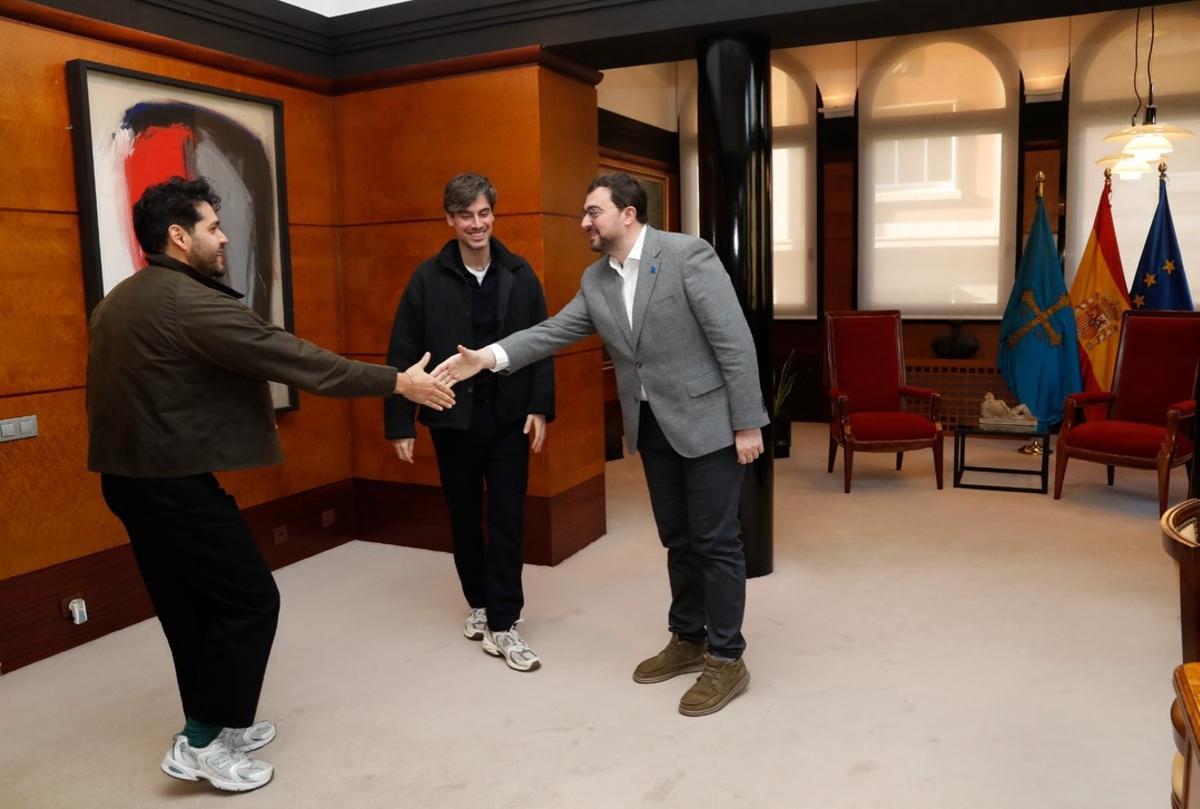 Barbón saluda a Carlos Martínez en presencia de Nicolás García.