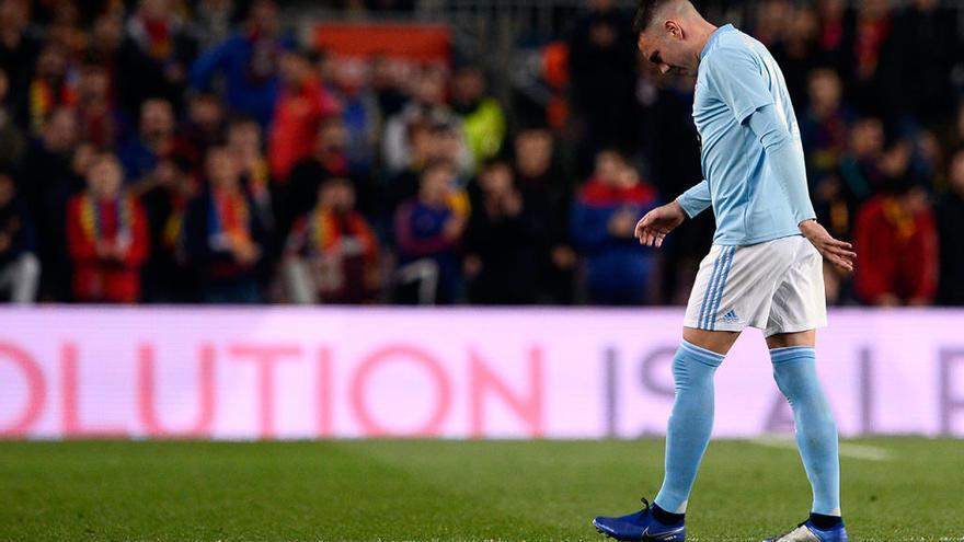 Iago Aspas se retira lesionado en el Camp Nou // JOSEP LAGO