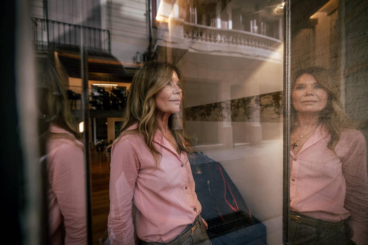 Esther Capdevila, directora artística, escenógrafa, y productora más prestigiosa de nuestro país en cuanto a moda se refiere. Recientemente presente en la lista Forbes entre las 70 mujeres que mueven el negocio de la moda. Está detrás de TODOS los grandes desfiles que se celebran en España (Mercedes Benz, Barcelona 080, Gran Canaria Moda Cálida…), pero también los internacionales como el pasado de DIOR en Sevilla, Europa, América y Asia...fotografiada en su oficina, ESMA events, a poco de que comience la 38ª de la 080. En Barcelona a 13 de Octubre de 2026. Cultura. AUTOR: JORDI OTIX
