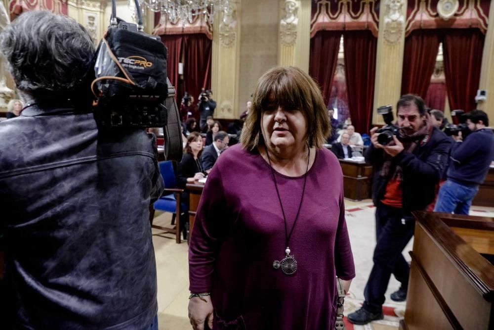 Así ha abandonado Xelo Huertas el pleno del Parlament