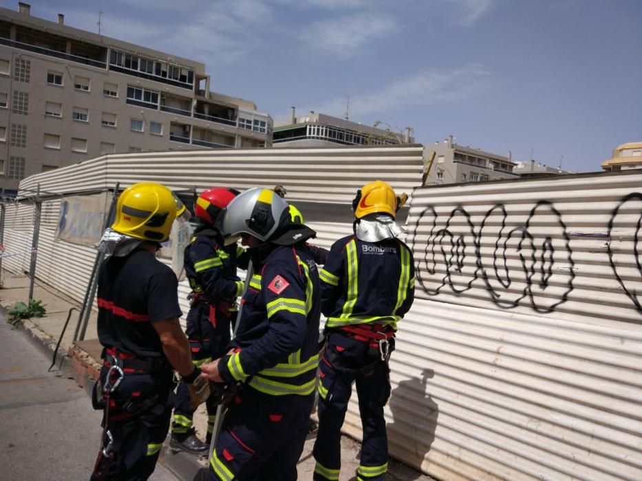 Intervención de los bomberos para asegurar la valla y precinto de los accesos