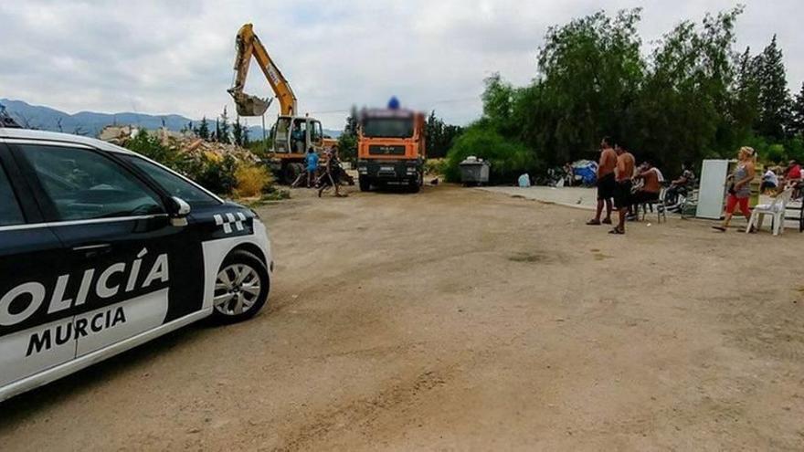 La Policía Local estuvo presente en las tareas de demolición del campamento de chabolas de Patiño, cuyo derribo se llevó a cabo a mediados de julio.