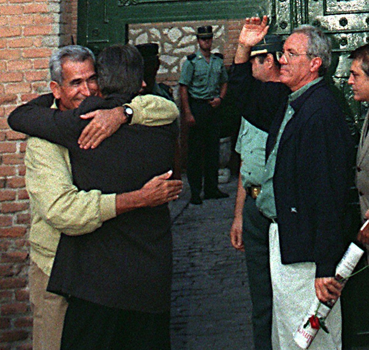 MADRID - EL EX PRESIDENTE DEL GOBIERNO, FELIPE GONZALEZ, SE DESPIDE DE RAFAEL VERA, EX SECRETARIO DE ESTADO PARA LA SEGURIDAD , EN LA PUERTA DE LA CARCEL DE GUADALAJARA. JUNTO A ELLOS EL EX MINISTRO JOSE BARRIONUEVO, QUE INGRESO TAMBIEN EN PRISION PARA CUMPLIR LA CONDENA DE DIEZ A?OS IMPUESTA POR EL TRIBUNAL SUPREMEMO EN EL LLAMADO "CASO MAREY". EFE/BARRIOPEDRO