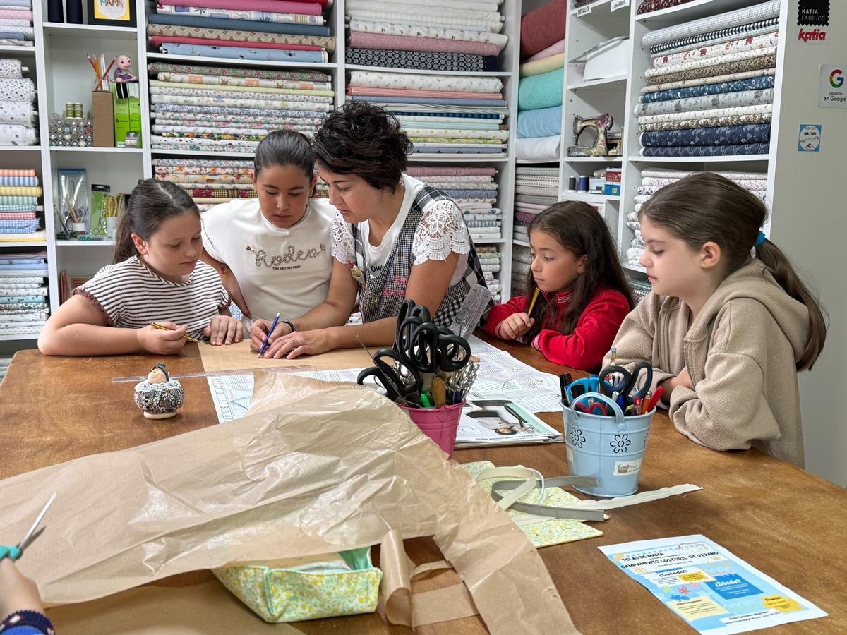 Natalia Rodríguez junto a, de izquierda a derecha, Celia García, Sofía García, Nel González y Élida Fernández.