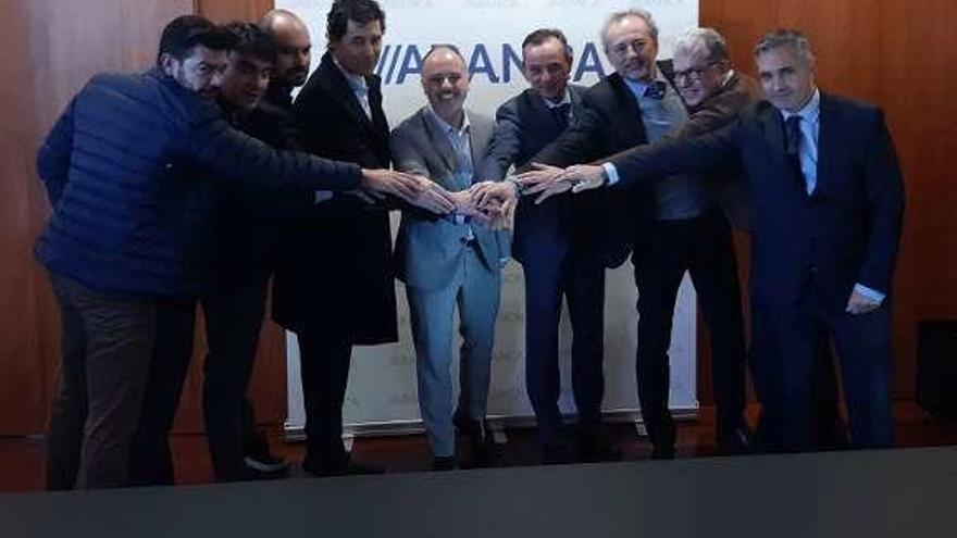 Foto de familia de los empresarios con Walter Álvarez y Regades.