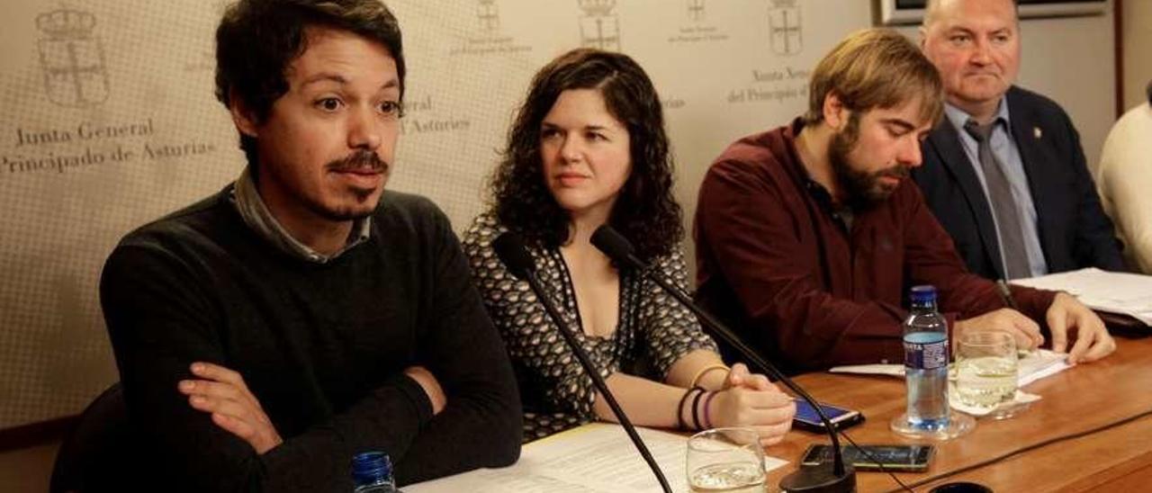 Por la izquierda, Segundo González, Sofía Castañón, Daniel Ripa (secretario general de Podemos en Asturias) y Ramón Argüelles (coordinador general de IU en Asturias).