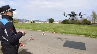 Así son los guardianes de la Policía Local de Gijón: "El dron nos permite controlar desde la ciudad zonas conflictivas"