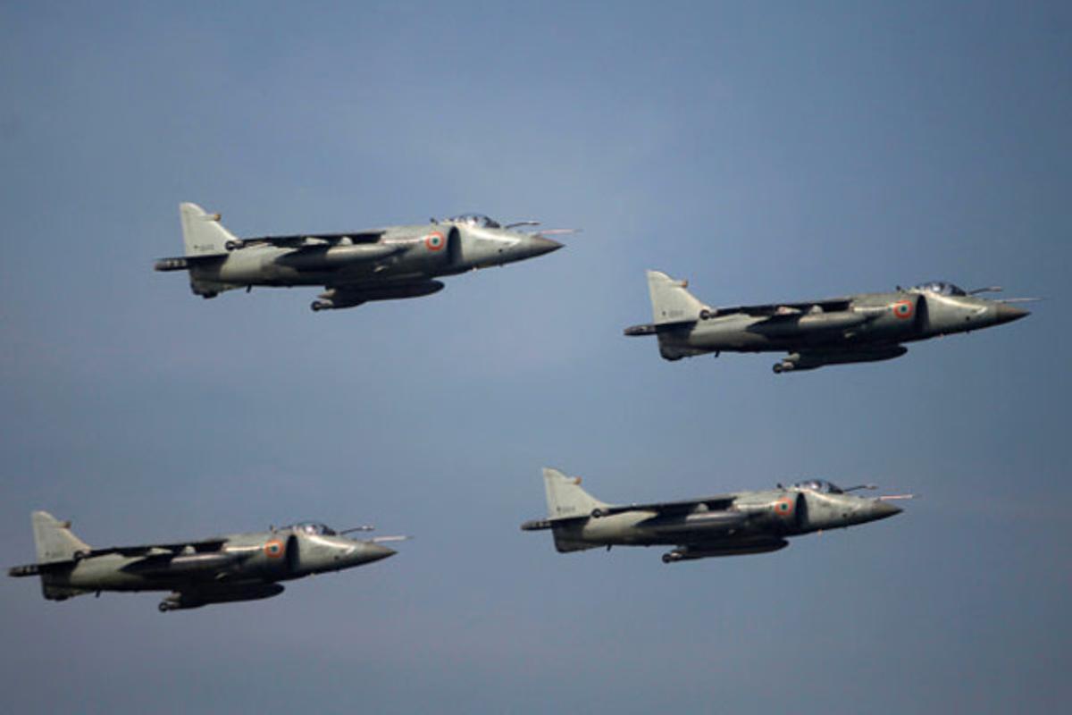 Avions de l’Exèrcit indi sobrevolen el mar d’Aràbia durant una cerimònia presidencial, a la costa de Bombai (Índia).
