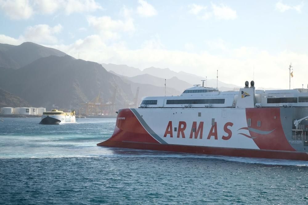 El catamarán Volcán de Tagoro llega a Tenerife