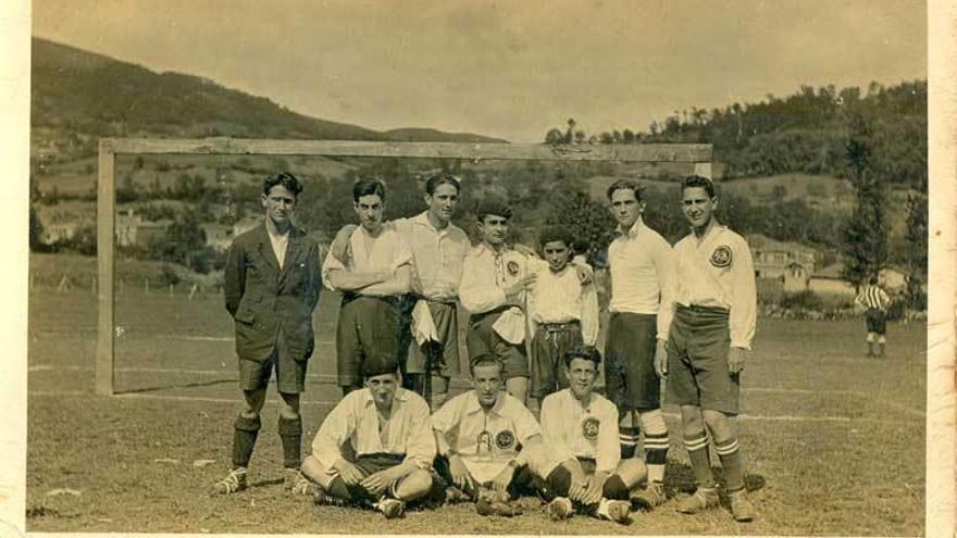 Miembros de la Deportiva Piloñesa en el campo de fútbol de Xudes en 1918.