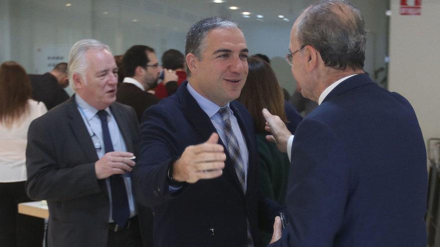 Elías Bendodo y Francisco de la Torre se saludan en un acto la semana pasada.