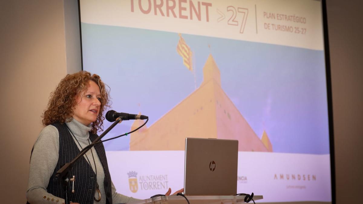 La alcaldesa de Torrent Amparo Folgado presenta el Plan Estratégico de Turismo.