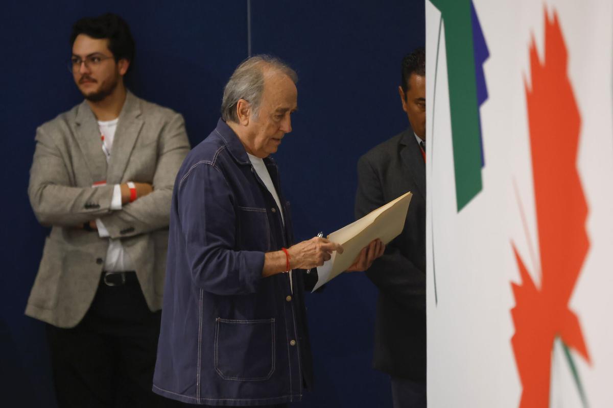 El cantante español Joan Manuel Serrat reacciona en un conversatorio con jóvenes este jueves, durante la 39 edición de la Feria Internacional del Libro (Fil) de Guadalajara, Jalisco (México). Serrat protagonizó un momento polémico al abandonar durante unos minutos molesto una charla que era una de las actividades más esperadas de la FIL aunque luego volvió al escenario ante un público ávido de sus historias. EFE/ Francisco Guasco