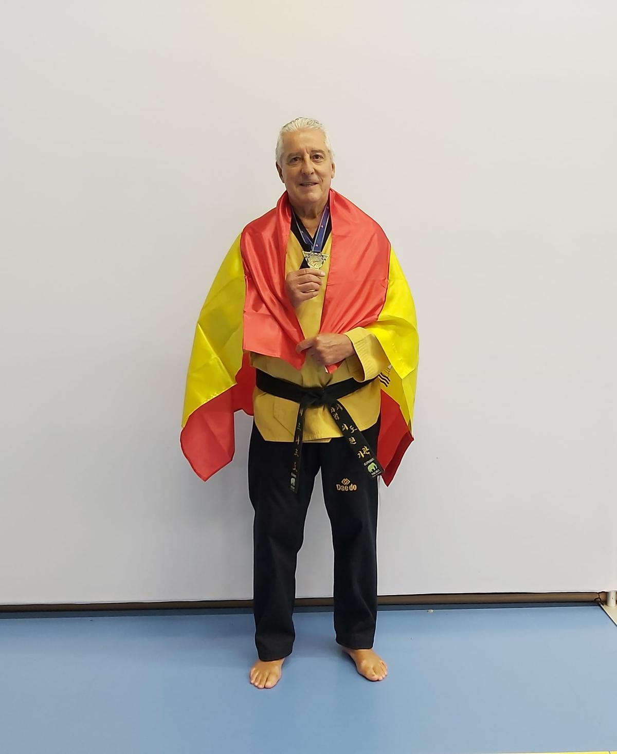 Bernardo Rodríguez posando con una de sus medallas.