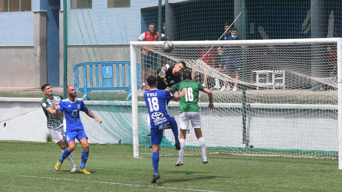 Fedotov, portero del Montijo, aborda una ocasión en el partido ante el San Fernando.