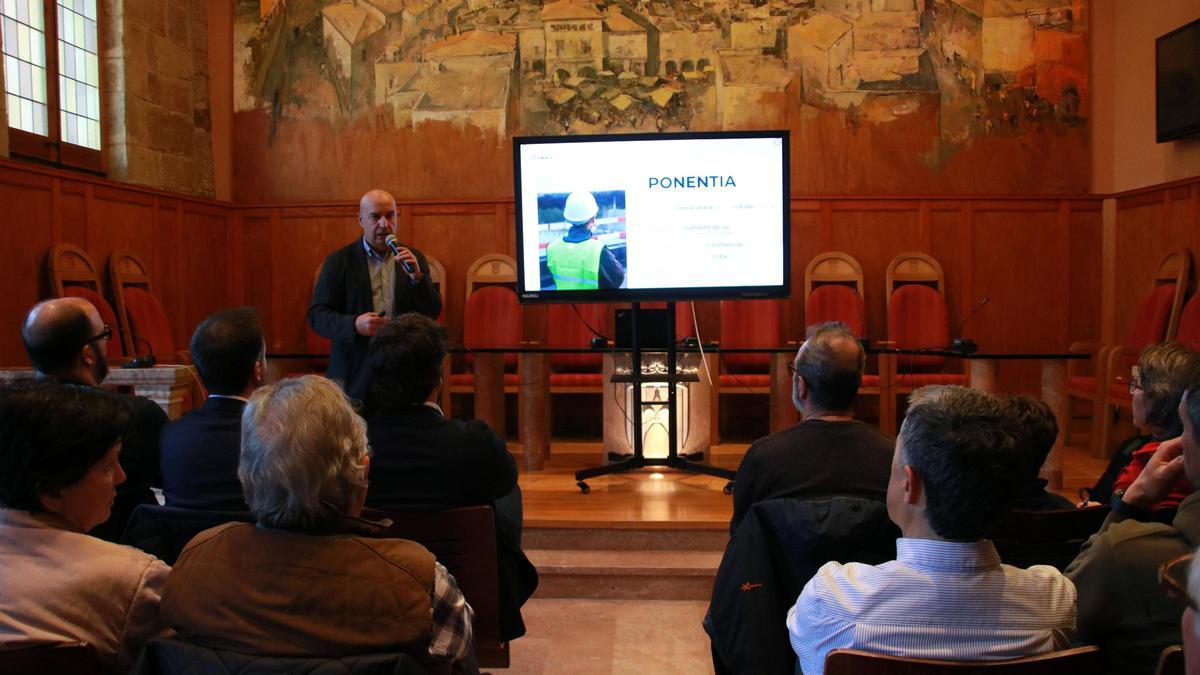 Rafael Peris, director general de Ponentia, en una reunión con los vecinos y propietarios de los terrenos de Montblanc y l’Espluga de Francolí