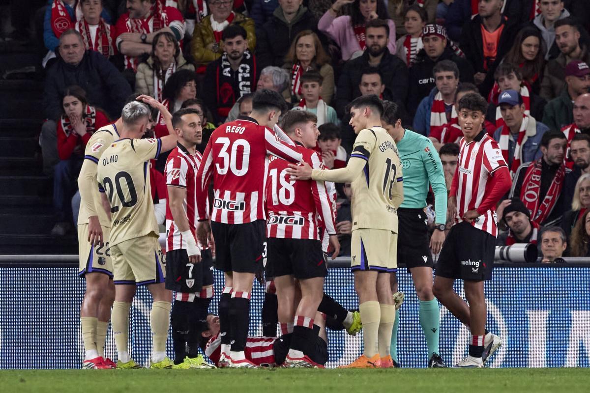 Partido de La Liga EA Sports Athletic Club de Bilbao vs FC Barcelona Foto: Dani Barbeito Futbol Estadio San Mamés. athletic bilbao . barça. liga españa 2025/2026 athletic bilbao . barça. 27. accion camiseta dorada. san mames