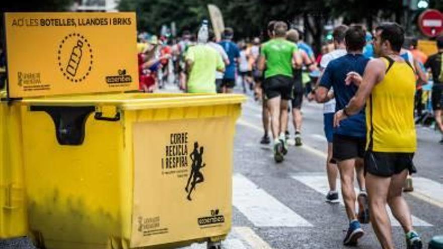 Contenedores de reciclaje que se instalarán en la prueba de este domingo en Santa Pola.