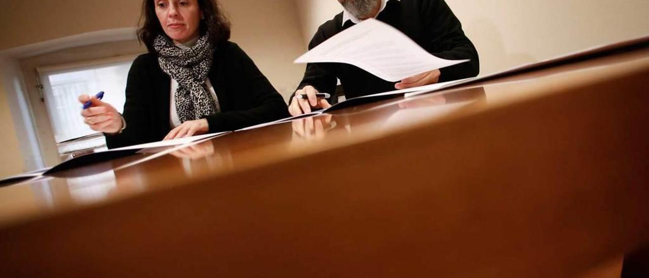 Carmen Álvarez-Rúa y Marcelino de la Fuente, ayer, durante la firma del convenio.