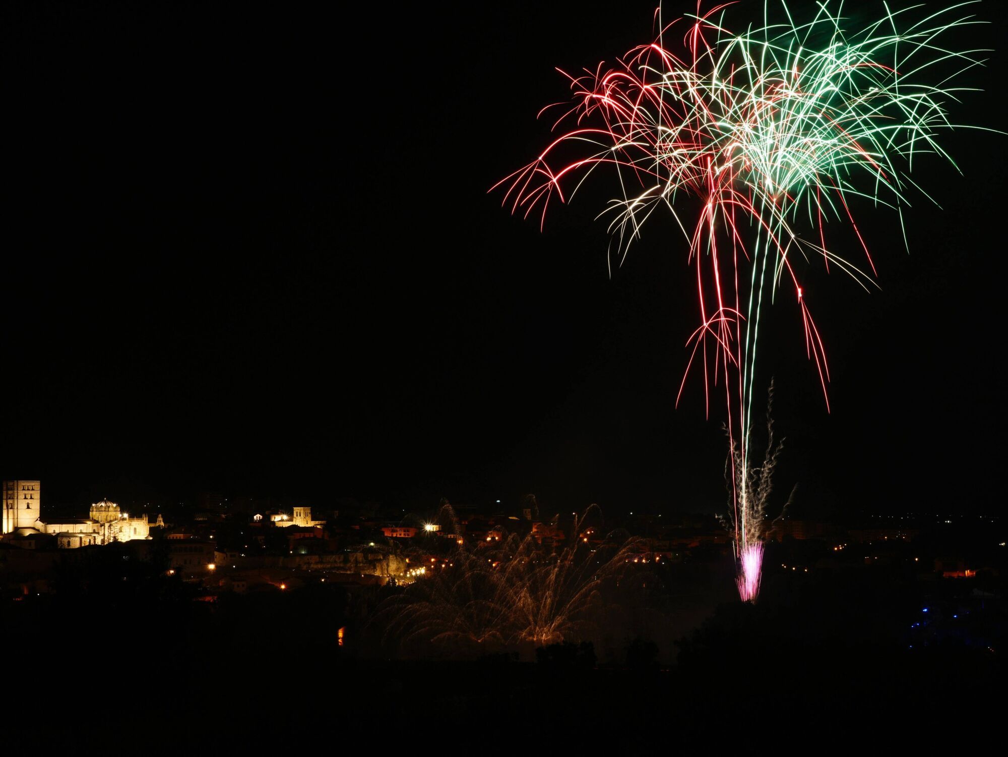 Castillo de fuegos artificiales. Fin de las Fiestas de San Pedro 2025 en Zamora.