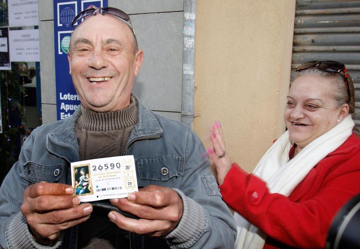 Varios clientes del restaurante Pepe, de San Vicente del Raspeig (Alicante) con un décimo del 26590, el Gordo.