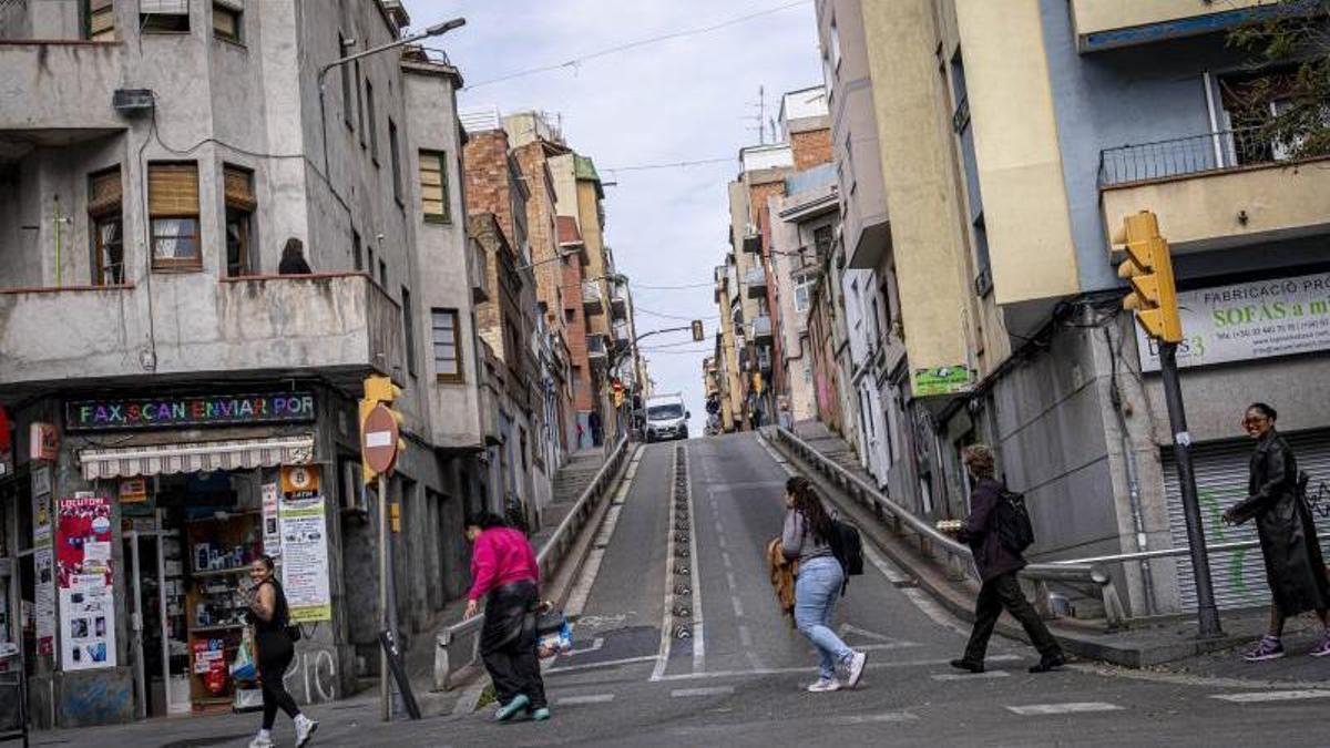 La calle Mas, frontera entre los barrios de Collblanc y la Torrassa, en L'Hospitalet de Llobregat.