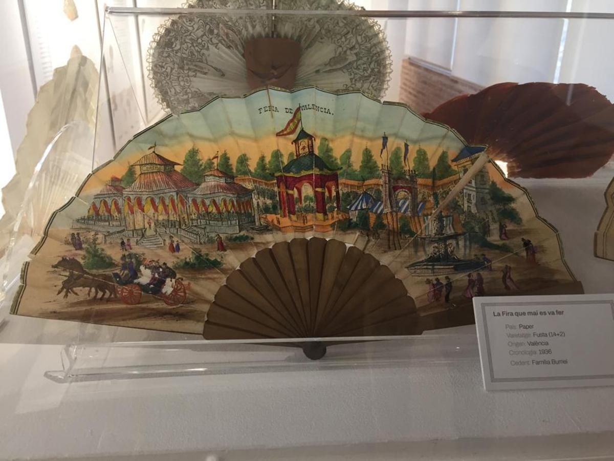 El abanico de la frustrada Fira de Juliol de 1936 en la vitrina de la exposición.